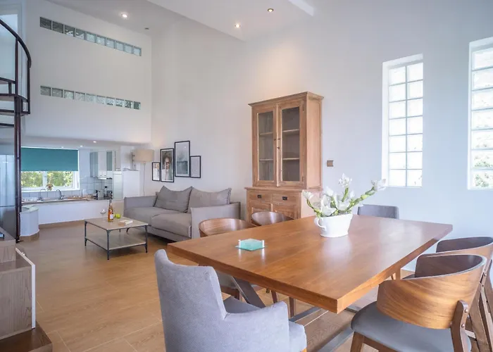 别墅 Ng Polichrono *