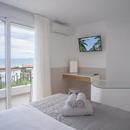 Ng Polichrono Villa Políhrono