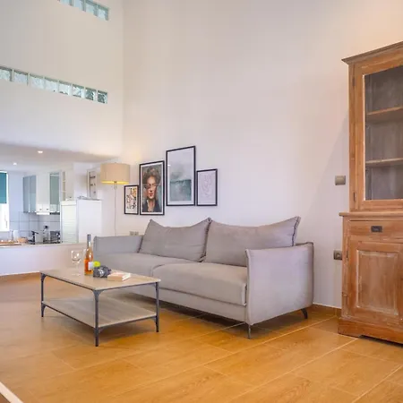 Ng Polichrono Villa Políhrono